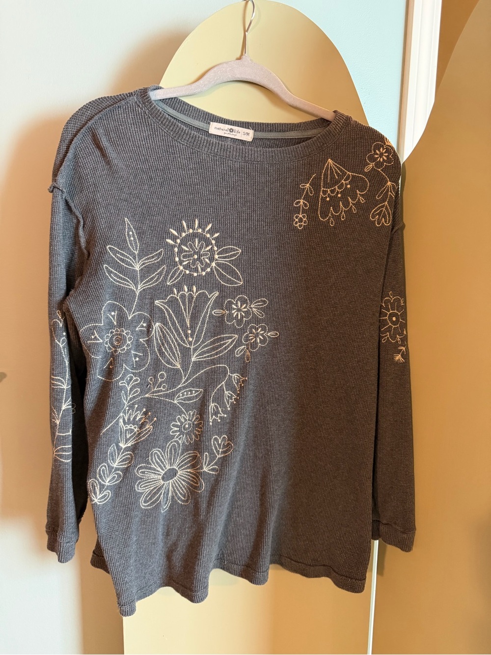 NATURAL LIFE Heather Gray Waffle Knit Sun Embroidered Top